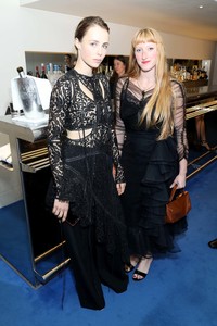edie_britishvogue_dec17_vogue.thumb.jpg.084f890f57fdff5387c6665e4ad10ae6.jpg