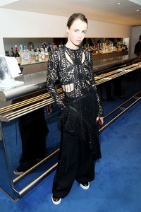 edie_britishvogue_dec17_vogue_1280_1.thumb.jpeg.19fa0267a7fb1d6ab96713b2bd9c5a2a.jpeg