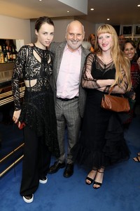 edie_britishvogue_dec17_vogue_1280_2.thumb.jpeg.22f6e5d68a97f7c9ea06ae0238a69190.jpeg