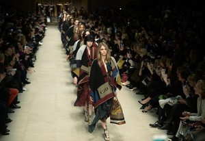 edie_burberry_aw14_glamour.thumb.jpg.26fa47a4ab724b00b6001316e64c2fb5.jpg