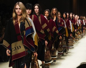 edie_burberry_aw14_monbreton.thumb.jpg.6a28549aa8227e73e84dcbe975462463.jpg