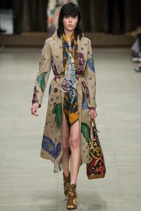edie_burberry_aw14_vogue_1.thumb.JPG.f79fe11f7a9ec98f697bab7aa90bf903.JPG