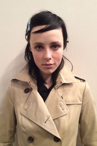edie_burberry_aw14_vogue_1280.thumb.jpg.fca5c2d6ebd19c115c2c242ed90ef77b.jpg