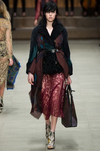 edie_burberry_aw14_vogue_2.thumb.JPG.c55c6836de137bdff8461b7fe7381474.JPG