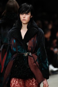 edie_burberry_aw14_vogue_3.thumb.JPG.765c85ac770d7c082660d699f2d823dd.JPG