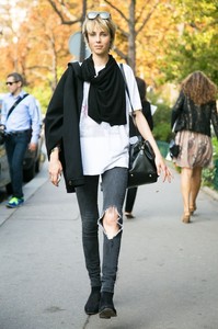 edie_chanel_ss15_marieclaire.thumb.jpg.ec6b04d546727b5f7029714e310da99c.jpg