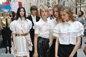 edie_chanel_ss15_vogue_1920.thumb.jpg.bd5d6e5535b006472b6577e3e8d40d14.jpg