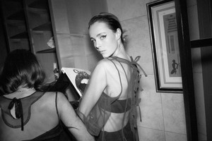edie_chaos69_2nov17_thelovemagazine_1.thumb.jpg.502929e8d68f27b37f0e40289e956a71.jpg