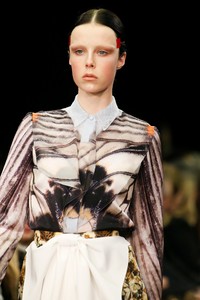 edie_givenchy_aw14_vogue_2.thumb.JPG.4ef3b386e8679b7567e86893f3163675.JPG