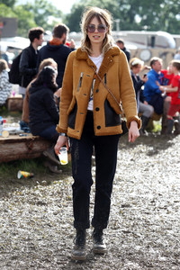 edie_glastonbury_jun16_bustle.thumb.jpg.b5ec0eb311d5acde7e50796183fb560d.jpg