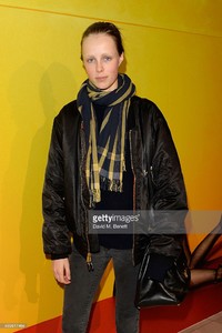edie_guy_bourdin_exhibition_26nov14_gettyimages.thumb.jpg.f9259d3221645cfb64a688fb634929e0.jpg