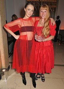 edie_harpers_bazaar_2nov17_dailymail.thumb.jpg.820c2bf9ee04e748b54f3ae89b4d5e17.jpg