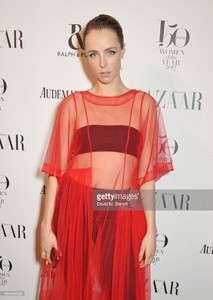 edie_harpersbazaar_2nov17_gettyimages_1.jpg