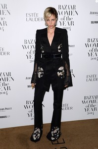 edie_harpersbazaar_womenoftheyear2014_purepeople.thumb.jpg.ecd7d3f51fd465164a938927fba36bb5.jpg