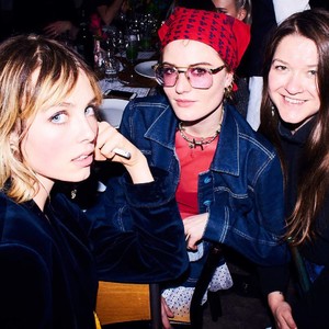 edie_houseofholland_birdinhandwine_23nov17.thumb.jpg.526545e0bf29c6a97d38b07fc5618506.jpg