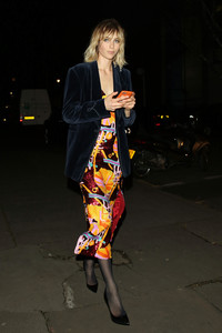 edie_houseofholland_birdinhandwine_23nov17_crfashionbook.thumb.jpg.3cb1e2fe2b554c03eb78502cde7f82d5.jpg