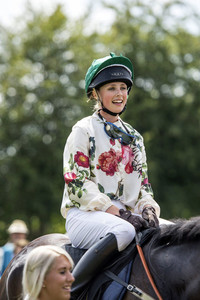 edie_magnolia_cup_31jul14_vogue_1.jpeg