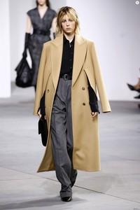 edie_michael_kors_aw17_puretrend.thumb.jpg.d814389bad340682828f01721777643c.jpg