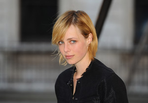 edie_royal_academy_3jun15_bustle.thumb.jpg.76b4c5cdb5fe04b2029428db4946f14e.jpg