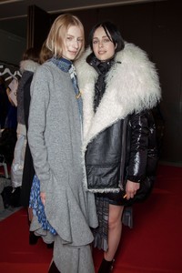 edie_sacai_aw14_madamelefigaro_1.thumb.jpg.a730821900387b32fc62c37fde85fa6a.jpg