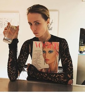 edie_the_river_cafe_7nov17_britishvogue.thumb.jpg.72bd87937028146ba64202bd7266a24e.jpg
