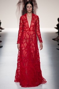 edie_valentino_aw14_vogue_2.thumb.JPG.701475d6459771c5702e156186fe3938.JPG