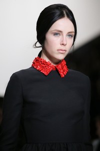 edie_valentino_aw14_vogue_3.thumb.JPG.77327e4c3acd5e5638169051982cea04.JPG