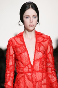 edie_valentino_aw14_vogue_4.thumb.JPG.de87188f5aca79560824f8870aa88e0f.JPG