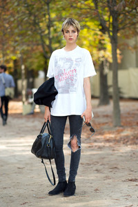 edie_valentino_ss15_harpersbazaar.thumb.jpg.822314375987059e577597327a3e8bcf.jpg