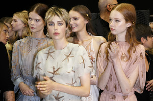 edie_valentino_ss15_livingly_2.thumb.jpg.d784befc9d71b1663e4ac8b708129a0a.jpg