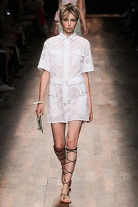 edie_valentino_ss15_vogue_1.thumb.jpg.a754d5f5d81c4da43ea56d8c3905e20a.jpg