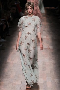 edie_valentino_ss15_vogue_2.thumb.jpg.18927d32c5b4676e8561acd774d8fc13.jpg