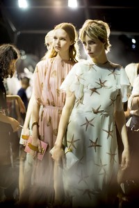 edie_valentino_ss15_vogue_2.thumb.jpg.d467ec3d7b7f0c9d4eff04fe7eecc27b.jpg