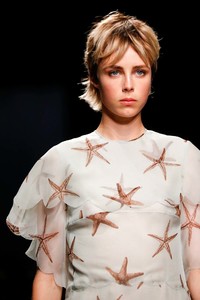 edie_valentino_ss15_vogue_4.thumb.jpg.86a036172e963e3a5511e94ee601d323.jpg