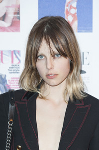 edie_vogue_100_gala_23may16_bustle.thumb.jpg.495fde05b3d8b4a18ef87ab834b27ab5.jpg
