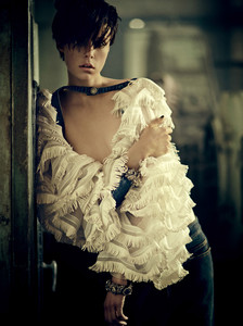 edie_vogue_japan_aug14_bewitchmag_5.jpg