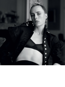 edie_vogue_paris_aug17_4.PNG