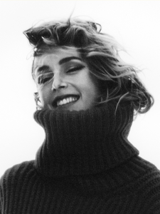 edie_vogue_paris_sep17_12.thumb.PNG.3cdb46111bcba3e2629a02d3784e8e85.PNG