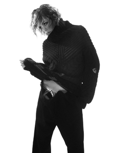 edie_vogue_paris_sep17_9.thumb.PNG.cac7c19e2b36600583eaaf81f70a0d9e.PNG