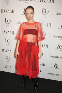 edie_womenoftheyear_2nov17_harpersbazaar_1.thumb.jpg.8265a8907a5e9704b97cc32daeeb2c04.jpg