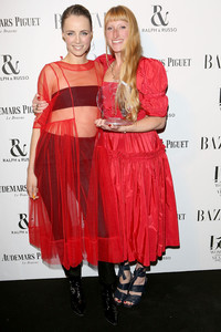 edie_womenoftheyear_2nov17_harpersbazaar_2.thumb.jpg.a2f9086055f80067a470cd426e5c3924.jpg