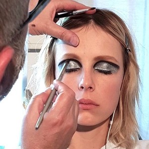 edie_yslbeauty_holiday2017_lloydsimmonds_1.thumb.jpg.05fadd420128464eee39d44435621632.jpg