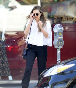 elizabeth-olsen-casual-style-leaves-a-waxing-salon-in-la-11-12-2017-0.jpg