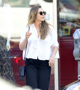 elizabeth-olsen-casual-style-leaves-a-waxing-salon-in-la-11-12-2017-1.jpg