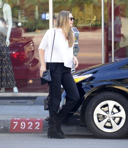 elizabeth-olsen-casual-style-leaves-a-waxing-salon-in-la-11-12-2017-2.jpg