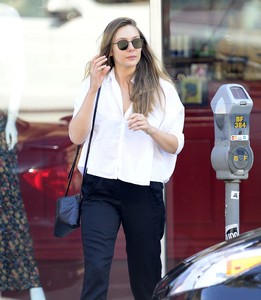 elizabeth-olsen-casual-style-leaves-a-waxing-salon-in-la-11-12-2017-3.jpg