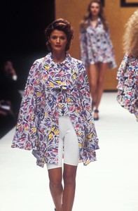 fendi-ss-1995-1.thumb.jpg.5074086d1526cb6169e24f82c737f9c9.jpg