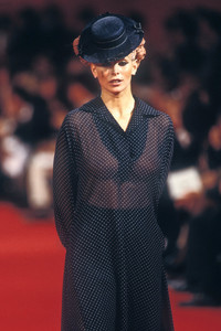 givenchy-ss-1997-1.thumb.jpeg.3e3e99e41c8611b44c3c9e657878409f.jpeg