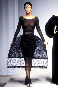 guy-laroche-hc-fw-1994-3.thumb.jpg.9e4b0c5aef774a71b170724b1f13f38a.jpg