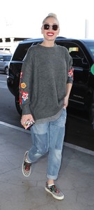 gwen-stefani-in-travel-outfit-departing-at-lax-airport-in-la-0.jpg